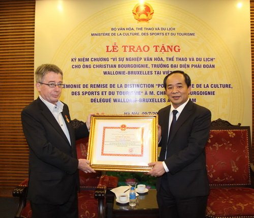 Thứ trưởng Bộ VHTTDL Lê Khánh Hải trao Bằng chứng nhận Kỷ niệm chương vì sự nghiệp VHTTDL cho Trưởng Đại diện Phái đoàn Wallonie-Bruxelles tại Việt Nam Christian Bourgoignie